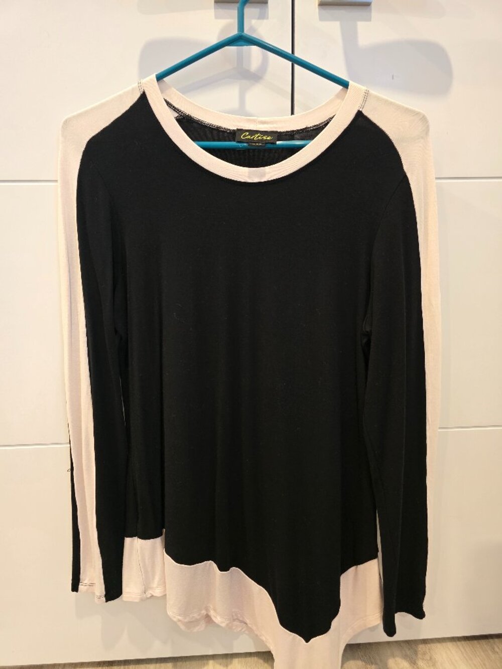 Black and white long sleeve Cartise top